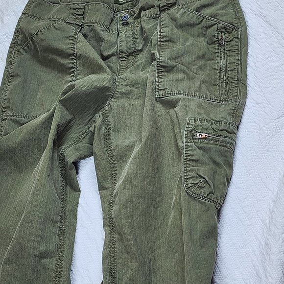 Size 14 Eddie Bauer 100% Cotton Vashon Fit Cargo Capri in Olive Green - Picture 13 of 13